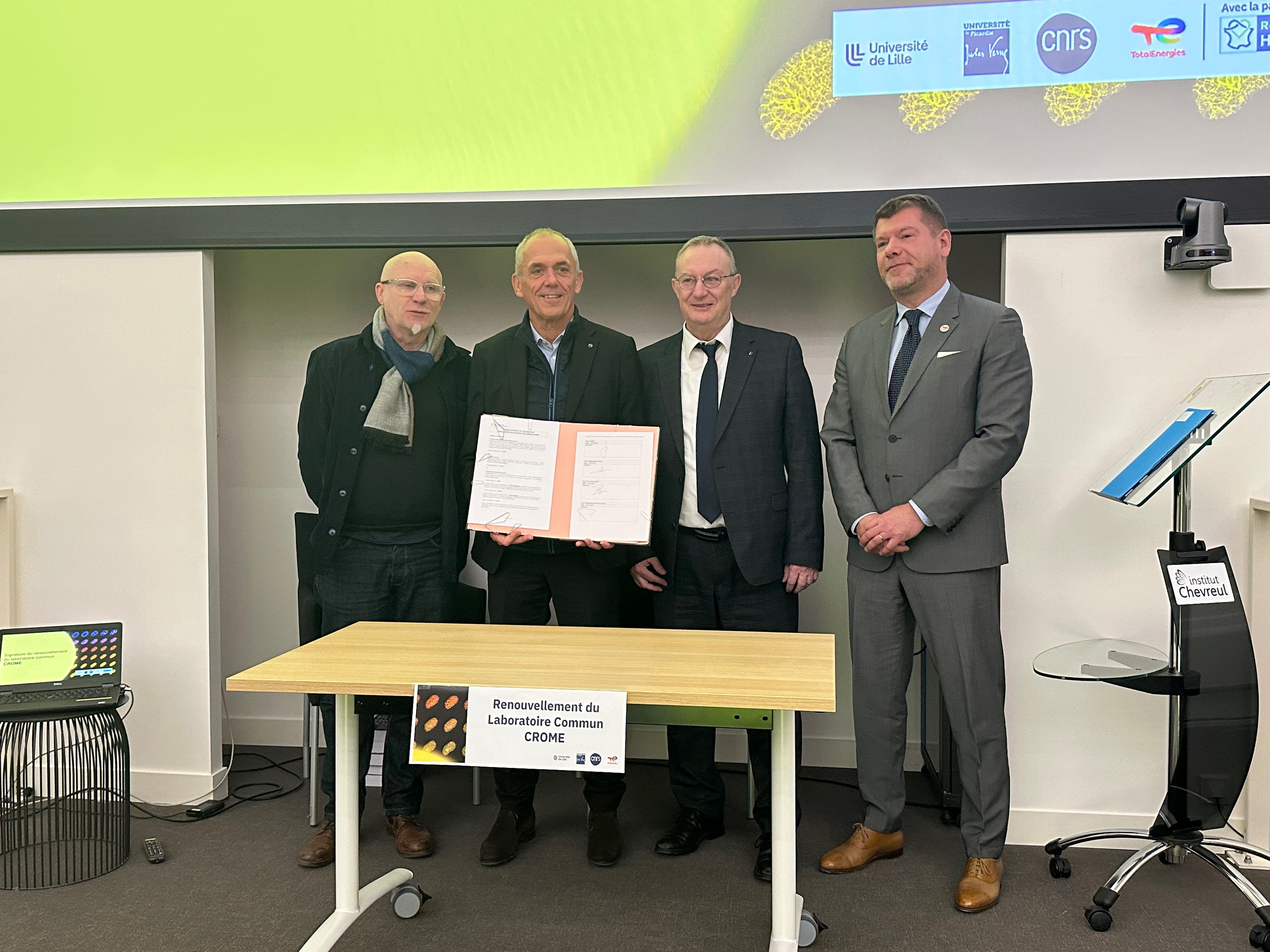 De gauche à droite : Yan PENNEC, Vice-président Recherche en science et technologie de l’Université de Lille ; Antoine PETIT, Président-directeur général du CNRS ; Denis POSTEL, Président de l’Université de Picardie Jules Verne ; Xavier BOURAT, Directeur régional Hauts-de-France de TotalEnergies © CNRS Hauts-de-France