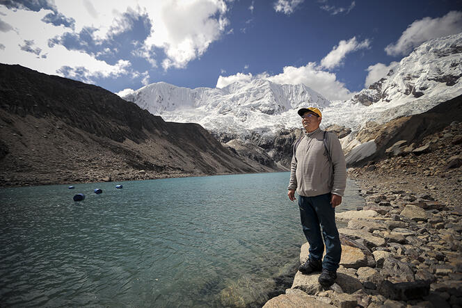 Saúl Luciano Lliuya, un agriculteur péruvien, a poursuivi en justice le géant allemand de l’énergie RWE. Ici, en 2022, il pose devant le lac Palcacocha, à 4 650 mètres, d’altitude, dans le parc national de Huascarán, au Pérou.