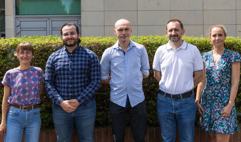 De gauche à droite : Elisabeth Galopin, Billel Guerboukha, Benjamin Lecha, Philippe Dubois, Isabelle Roch-Jeune © CNRS