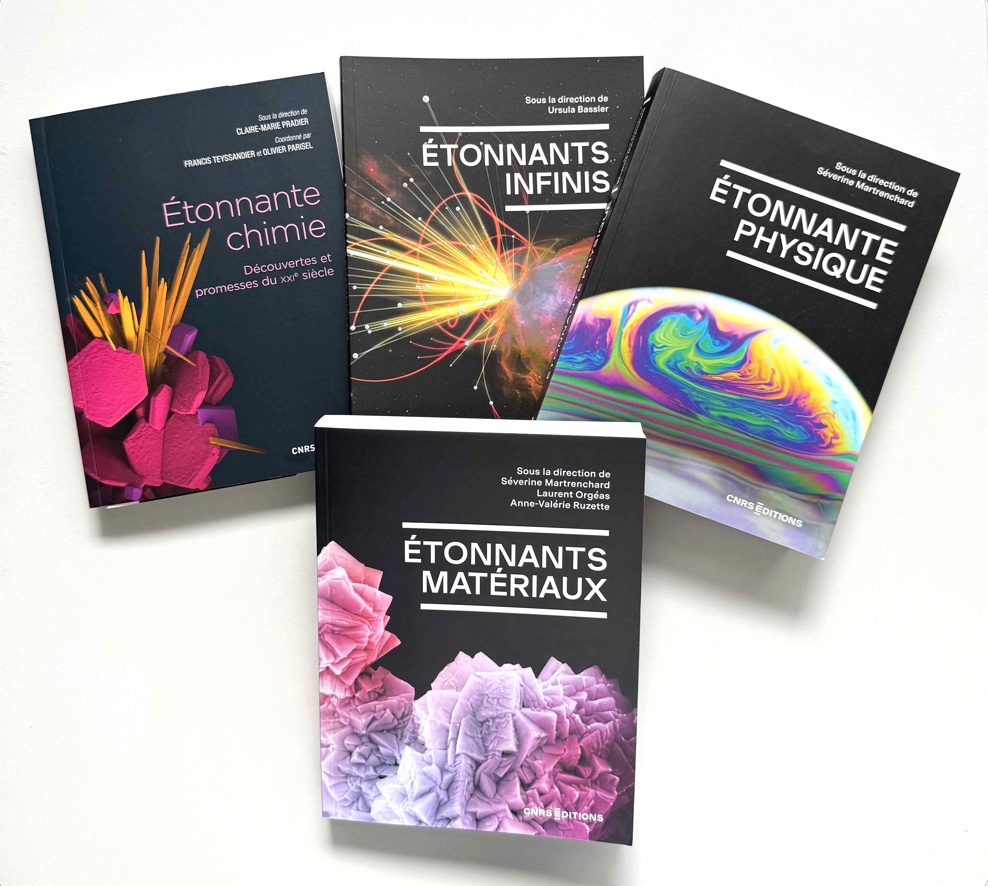 Couverture des ouvrages &Eacute;tonnante chimie, &Eacute;tonnants infinis, &Eacute;tonnante physique utilis&eacute;s pour le projet &laquo; Chimie et Physique &eacute;tonnantes pour un Grand oral percutant ! &raquo;. &Eacute;tonnants Mat&eacute;riaux rejoindra &eacute;galement ce projet. &copy; Dilan Auguy, 2026, CNRS Physique.