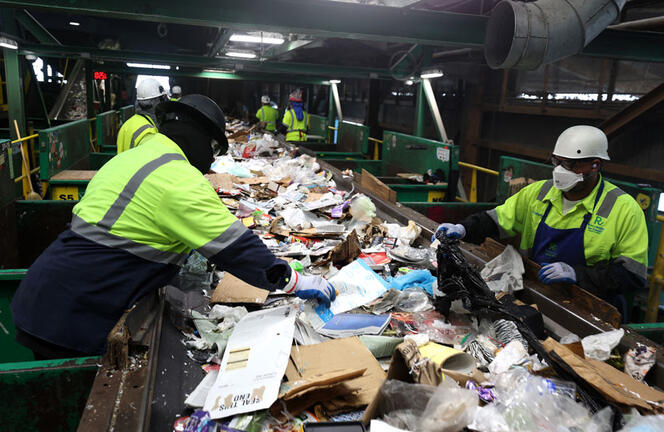 Dans un centre de tri de San Francisco, en Californie, les employés séparent les divers types de déchets.