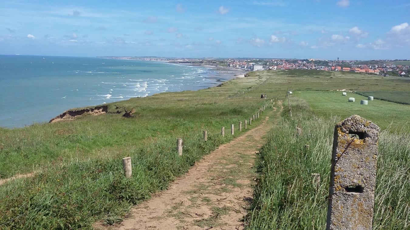 « Le sentier des douaniers entre Boulogne-sur-mer et Wimereux (que l’on voit en arrière-plan). Un lieu que j’apprécie particulièrement et qui me permet de me reconnecter avec la nature. »  © Noël. Patricia. Image numérique. La Voix du Nord. La Voix du Nord, 6 juin 2017. Web. 20 avril 2023.