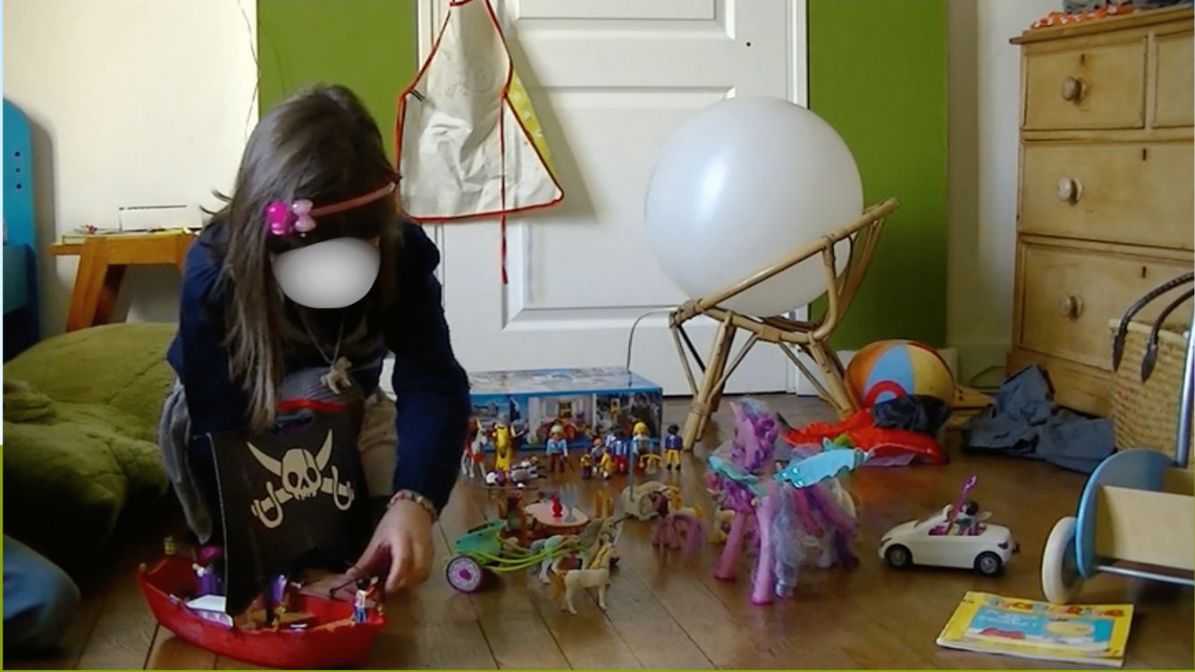 enfant jouant aux playmobils