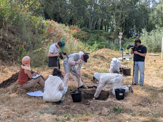 En juillet 2026, l&rsquo;&eacute;quipe de Damien Charabidz&eacute; a exhum&eacute; des carcasses de brebis, enterr&eacute;es un an plus t&ocirc;t &agrave; proximit&eacute; du cimeti&egrave;re municipal des Ulis (Essonne), pour comparer leur &eacute;tat de d&eacute;composition.