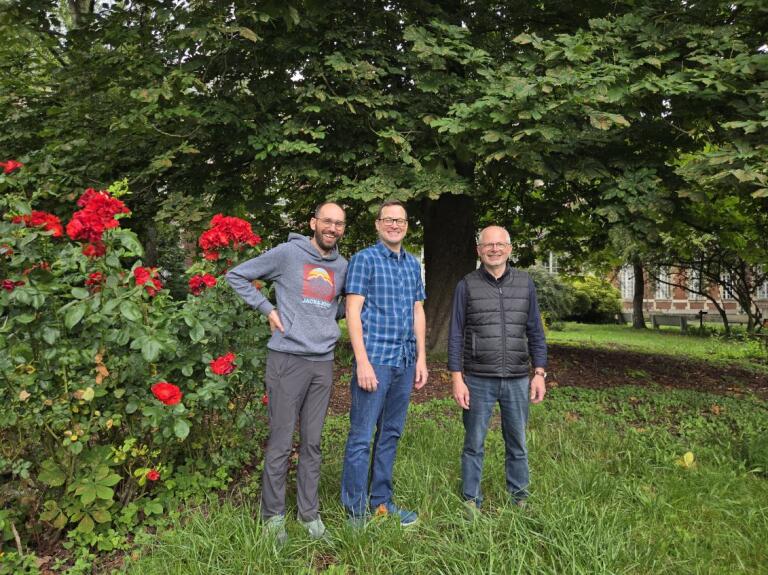 Jason Fridley (m.), entour&eacute; de Jonathan Lenoir (g.), charg&eacute; de recherche CNRS &agrave; EDYSAN, et J&eacute;r&ocirc;me Buridant (d.), enseignant-chercheur &agrave; l&rsquo;UPJV et directeur d&rsquo;EDYSAN. &copy; EDYSAN